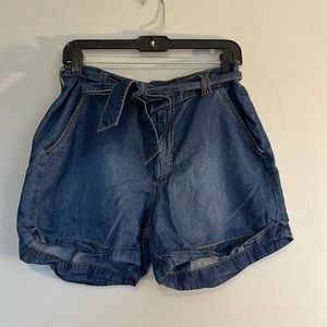 EUC blue Kensie jean shorts size 8/29